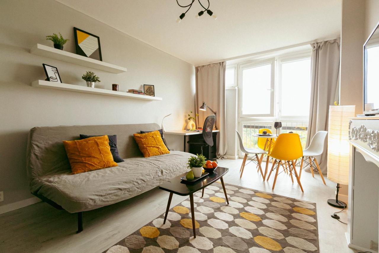 Przechodnia 2 Yellow - Biurko Oraz Wygodny Fotel Do Pracy - Better Rental Warszawa Eksteriør bilde